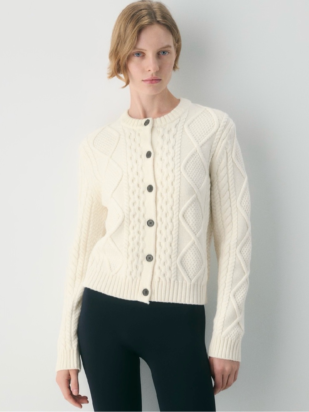 NWT Aritzia Heritage Knit Merino Wool Crew Cardigan.
Smoke and pet-free home.